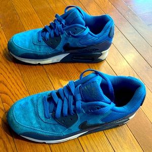 Women’s Nike Air Max Size 8 Blue Suede Sneaker, used